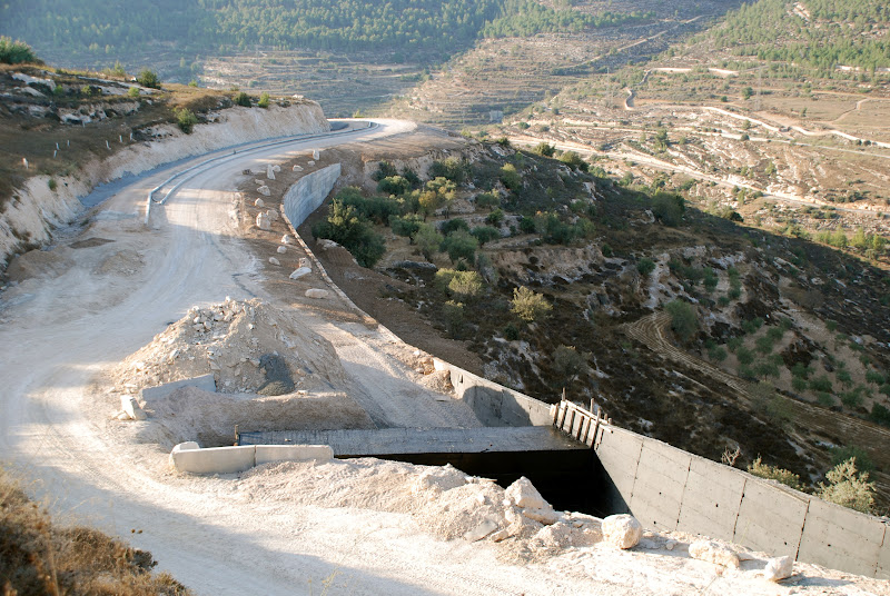 The tunnel and the path of the segregation wall